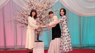 朝ドラ「風、薫る」「ブラッサム」バトンタッチセレモニーで恒例のプレゼント交換