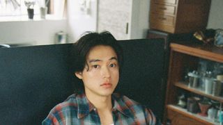 山崎賢人、ナチュラルな姿を凝縮 2027年カレンダー発売決定 新仕様の“トレカレンダー”