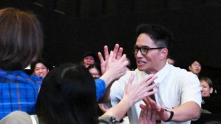 市原隼人、異例のファンサ！劇場の端から端まで全力のハイタッチ