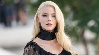 アニャ・テイラー＝ジョイ、透けてるトップスでパリコレに