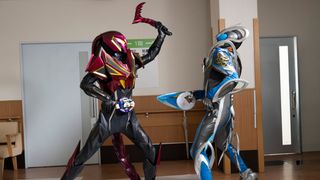 「仮面ライダーマイス」第5話あらすじ　“ヘビ”の仮面ライダー乱入