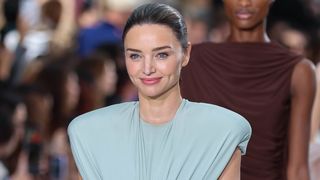 4児の母ミランダ・カー、腹筋バキバキ！9年ぶりランウェイ復帰で圧巻の美
