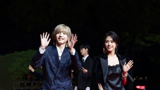 道枝駿佑＆安斉星来、釜山国際映画祭に初参加！レッドカーペットの“うるわしい”姿に大歓声