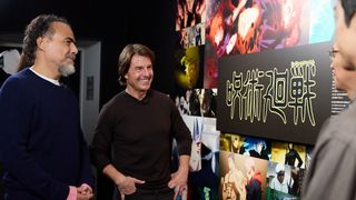 トム・クルーズ、イニャリトゥ監督と「MAPPA EXPO」訪問!「呪術廻戦」「進撃の巨人」展示に興奮