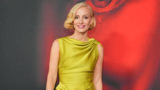 超ミニドレスで美脚全開!怖すぎる“母親”役を務めたジェシカ・チャステインが魅了