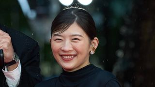 伊藤沙莉、雨のレッドカーペットに笑顔で降臨！華やかにスタート