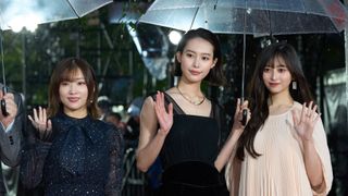 南沙良はクールな黒ドレス、乃木坂46井上和は可憐な白ドレスで魅了