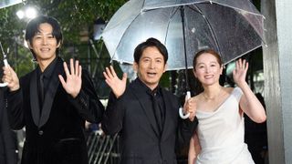 清野菜名、純白ドレスで魅了　『SUKIYAKI』岡田准一＆松坂桃李とレカペのトリ飾る