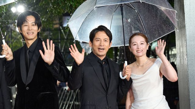 清野菜名、純白ドレスで魅了　『SUKIYAKI』岡田准一＆松坂桃李とレカペのトリ飾る