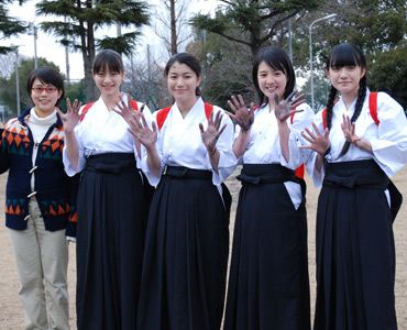 手が墨汁まみれで～す！　（写真左から）高畑充希、山下リオ、成海璃子、桜庭ななみ、小島藤子