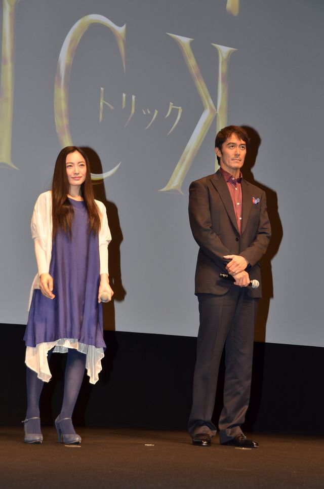 仲間由紀恵&阿部寛がファンの愛に感激…「オルーナイTRICK」写真ギャラリー