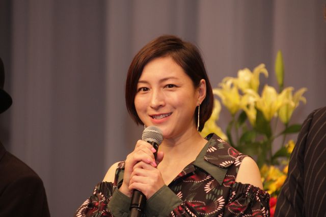 黒木瞳、艶やかな装いで舘ひろし、広末涼子らと『終わった人』会見へ（4枚目）