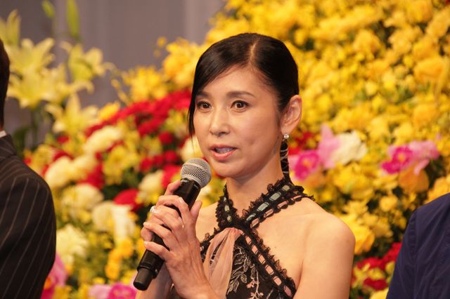 黒木瞳、艶やかな装いで舘ひろし、広末涼子らと『終わった人』会見へ（5枚目）