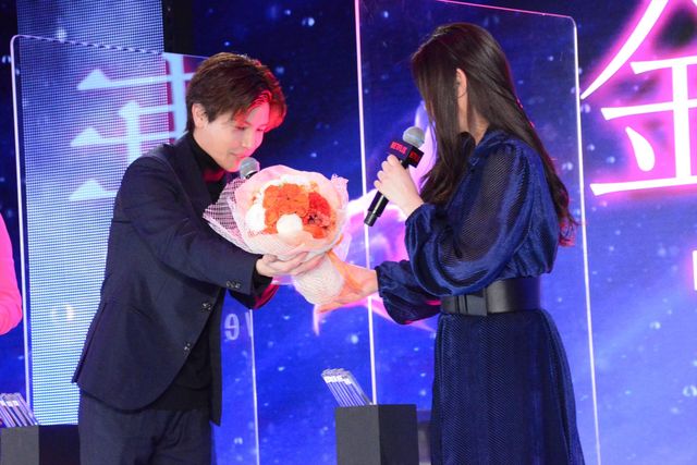 岩田剛典、篠原涼子に金魚をイメージした花束贈る　「金魚妻」イベントに長谷川京子、安藤政信と登壇：フォトギャラリー