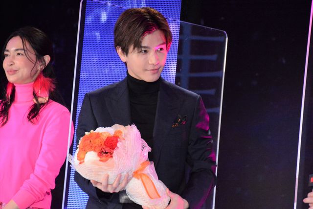 岩田剛典、篠原涼子に金魚をイメージした花束贈る　「金魚妻」イベントに長谷川京子、安藤政信と登壇（2枚目）