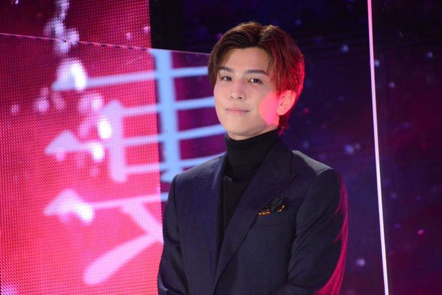 岩田剛典、篠原涼子に金魚をイメージした花束贈る　「金魚妻」イベントに長谷川京子、安藤政信と登壇（4枚目）