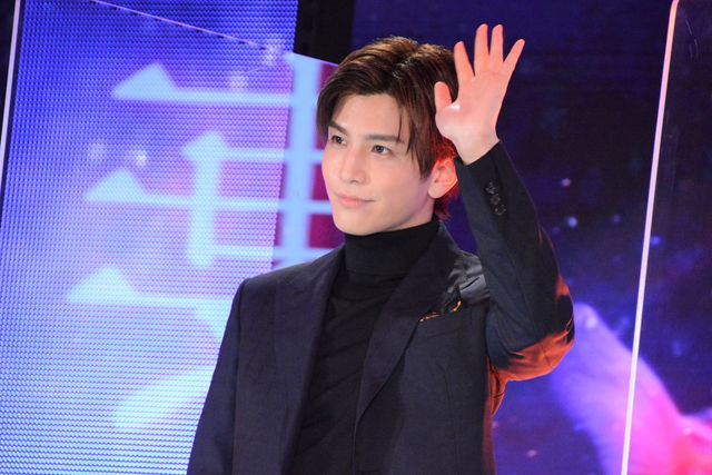 岩田剛典、篠原涼子に金魚をイメージした花束贈る　「金魚妻」イベントに長谷川京子、安藤政信と登壇（5枚目）