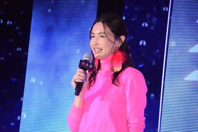 岩田剛典、篠原涼子に金魚をイメージした花束贈る　「金魚妻」イベントに長谷川京子、安藤政信と登壇（10枚目）