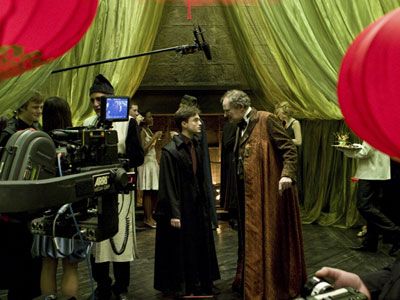 『ハリー・ポッターと謎のプリンス』撮影風景より右がスラグホーン先生のジム・ブロードベント