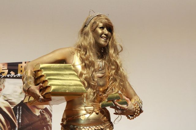 岡本夏生が全身金塗り！フォトギャラリー（2枚目）