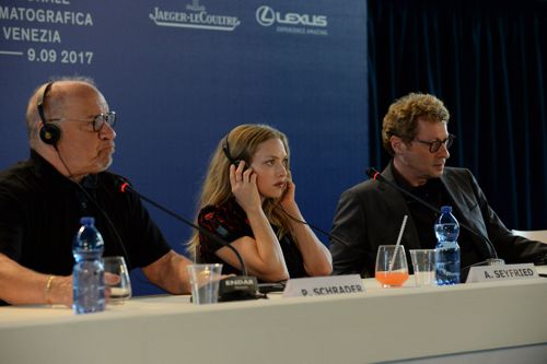 アマンダ・セイフライド、透け感ドレスが超セクシー！イーサン・ホークとレッドカーペット登場！（9枚目）