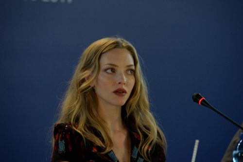 アマンダ・セイフライド、透け感ドレスが超セクシー！イーサン・ホークとレッドカーペット登場！（12枚目）