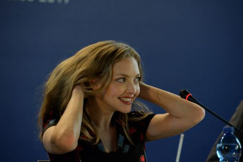 アマンダ・セイフライド、透け感ドレスが超セクシー！イーサン・ホークとレッドカーペット登場！（13枚目）