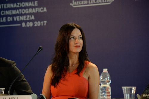 アマンダ・セイフライド、透け感ドレスが超セクシー！イーサン・ホークとレッドカーペット登場！（14枚目）