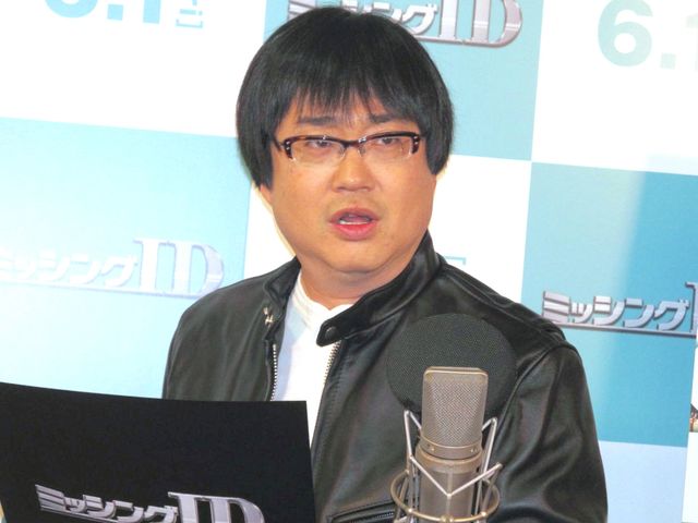 六角精児が登場！『ミッシング ID』CMナレーションアフレコ写真ギャラリー（4枚目）