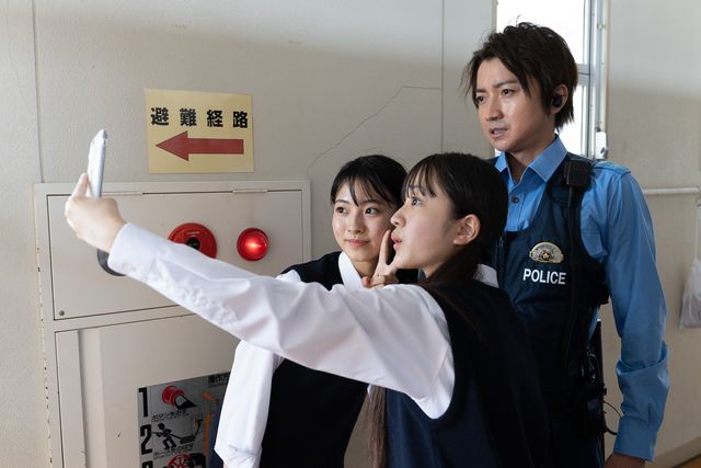 机の引き出しからネズミの死骸！藤原竜也「青のSP（スクールポリス）」2話場面写真：フォトギャラリー
