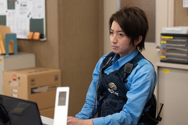 机の引き出しからネズミの死骸！藤原竜也「青のSP（スクールポリス）」2話場面写真（4枚目）