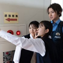 机の引き出しからネズミの死骸!藤原竜也「青のSP(スクールポリス)」2話場面写真