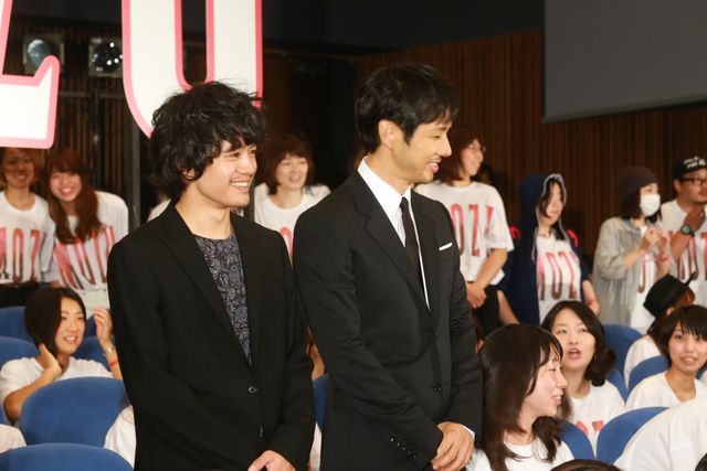 西島秀俊と池松壮亮、オールナイトでグッタリと疲れ果てたした女性客を笑顔で癒やす！　画像ギャラリー（2枚目）