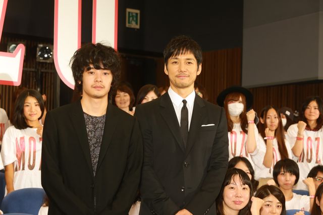 西島秀俊と池松壮亮、オールナイトでグッタリと疲れ果てたした女性客を笑顔で癒やす！　画像ギャラリー（3枚目）