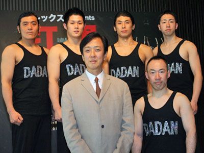 日本公演への意気込み語った坂東玉三郎と見留知弘（前列左から）
小田洋介、坂本雅幸、中込健太、前田剛史（後列左から）