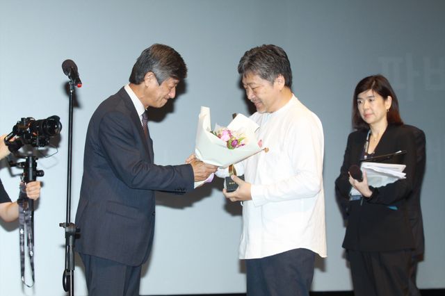 第24回釜山国際映画祭でアジア映画人賞授賞式の様子。イ・ヨングァン映画祭理事長と是枝裕和監督