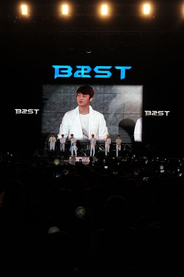 BEASTがゲリラコンサートを開催　新曲も初披露＜韓国JPICTURES＞（4枚目）