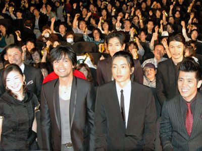 広末涼子、江口洋介、大沢たかお（左から）らは天下統一気分を満喫？
