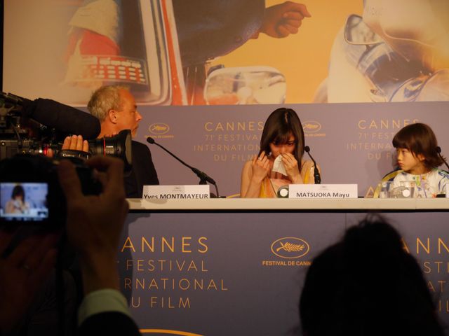 目が真っ赤…涙する松岡茉優『万引き家族』カンヌ映画祭公式会見（2枚目）