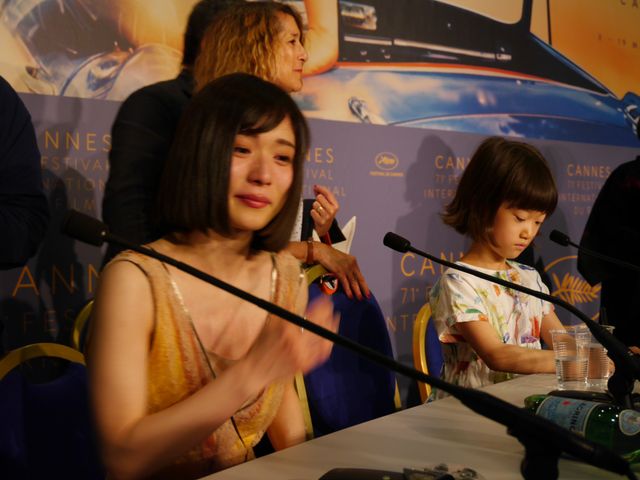 目が真っ赤…涙する松岡茉優『万引き家族』カンヌ映画祭公式会見（3枚目）