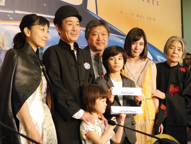 目が真っ赤…涙する松岡茉優『万引き家族』カンヌ映画祭公式会見（4枚目）