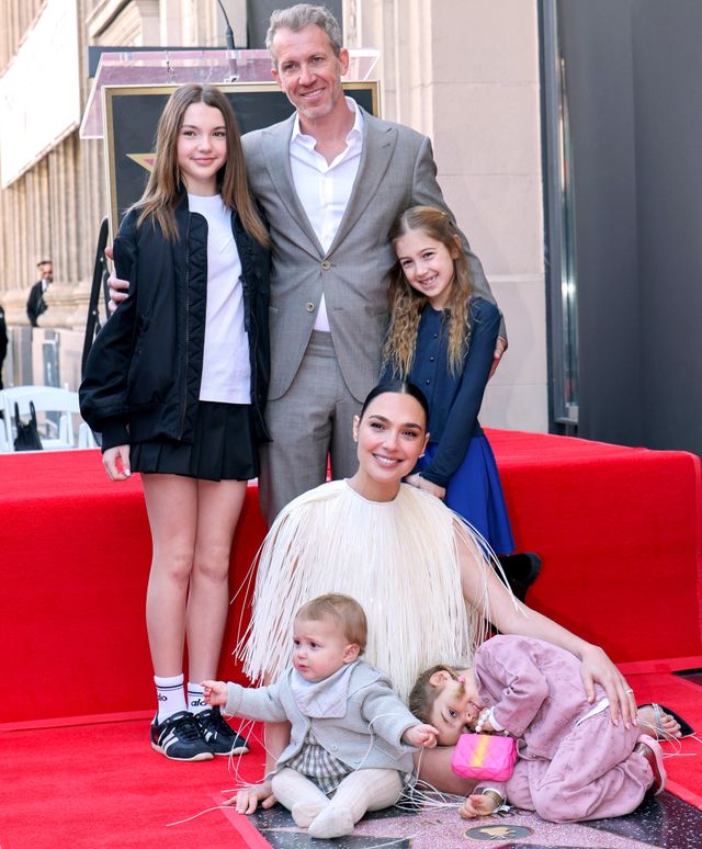 ガル・ガドットと夫と4人の娘たち