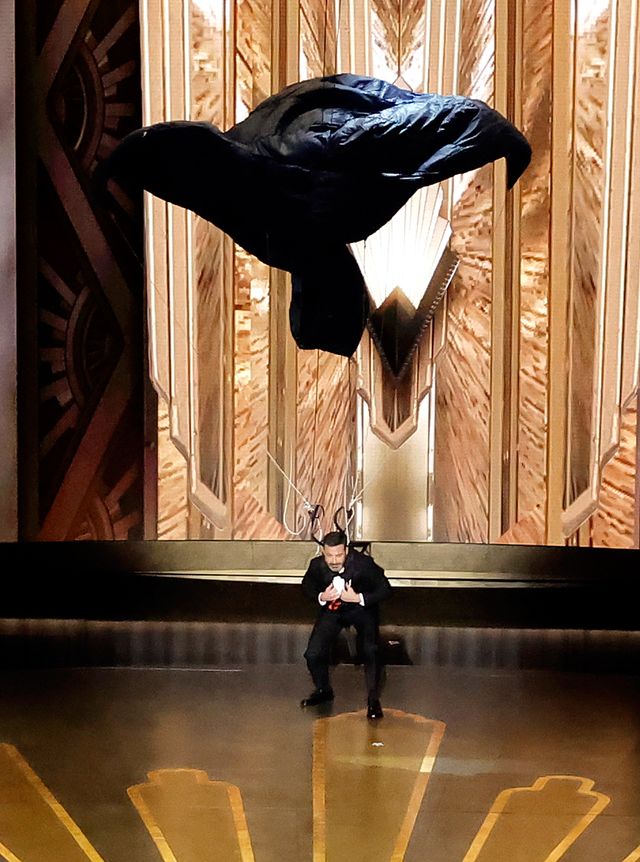 なんと司会ジミー・キンメルがパラシュートで登場！：フォトギャラリー