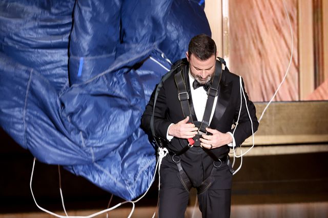 なんと司会ジミー・キンメルがパラシュートで登場！（2枚目）