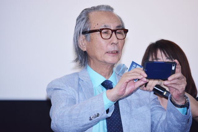 名キャメラマン・木村大作がスマホで岡田准一を撮る！『散り椿』完成披露（5枚目）