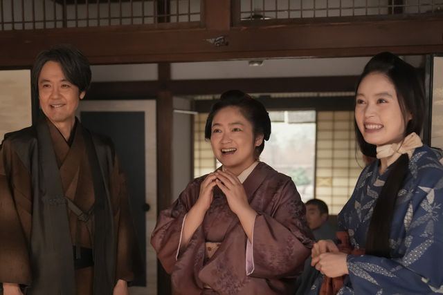 ヘブン（トミー・バストウ）が発表して…朝ドラ「ばけばけ」第111回の場面写真（2枚目）