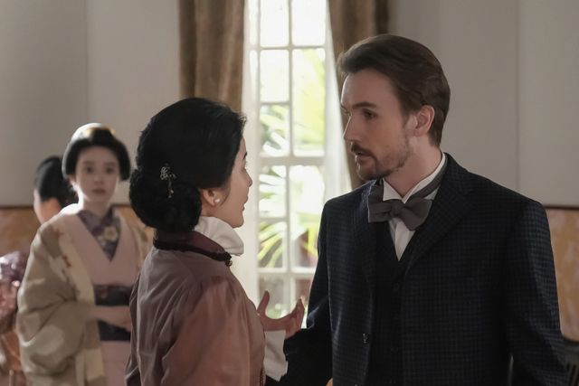 ヘブン（トミー・バストウ）が発表して…朝ドラ「ばけばけ」第111回の場面写真（3枚目）