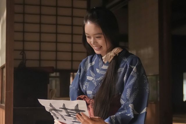 ヘブン（トミー・バストウ）が発表して…朝ドラ「ばけばけ」第111回の場面写真（5枚目）