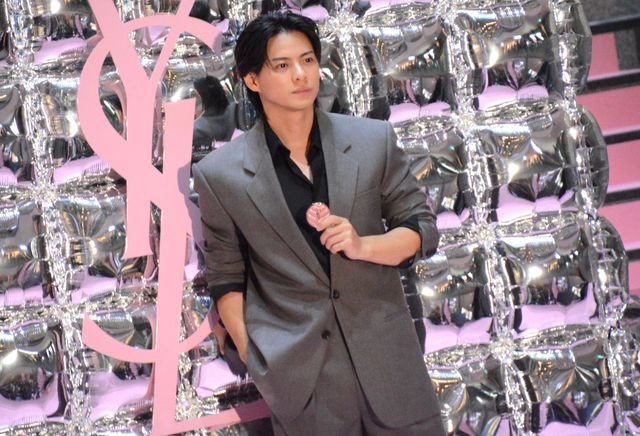 チークメイク姿で登場した平野紫耀