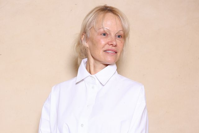 2025年1月パリコレでのパメラ・アンダーソン（2枚目）